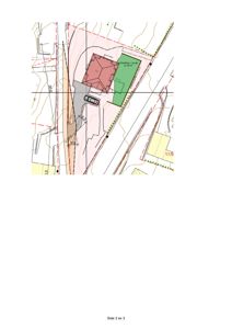 Situasjonsplan som viser tomtens form, bygningens plassering, areal (grønt og rødt), bilplassering, og grenser til nabo eiendommer og vei.