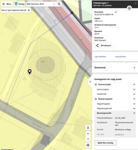 Kartutsnitt fra et digitalt kartsystem (sannsynligvis Kartverket) som viser eiendomsgrenser, vegnett og bevaringsområder for adressen Friheimvegen 1.