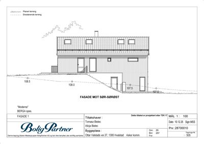 Fasadetegning som viser bygningens utseende fra sør-sørøst, inkludert takform, vinduer, dører og terrengforhold.