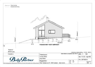 Fasadetegning som viser bygningens utseende sett fra vest-sørvest, med mål og terrengforhold.