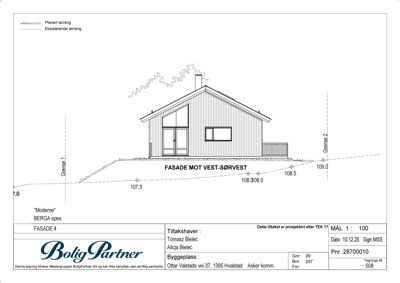 Fasadetegning som viser bygningens utseende fra vest-sørvest, inkludert vinduer, dører, takform og terrengforhold.