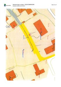 Situasjonsplan som viser tomtens beliggenhet i forhold til nabolag, veier og eiendommer.