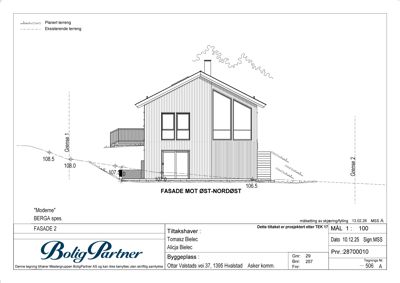 Fasadetegning som viser bygningens utseende sett fra øst-nordøst, inkludert vinduer, dører og terrengforhold.