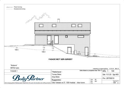 Fasadetegning som viser bygningens utseende fra sør-sørøst, inkludert takform, vinduer, dører og terrengforhold.