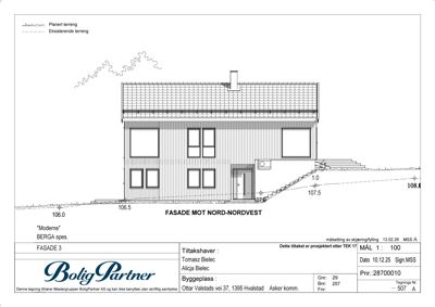 Fasadetegning som viser bygningens utseende fra nord-nordvest, inkludert vinduer, dører, tak og terrengforhold.