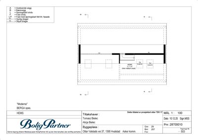 Snittegning som viser tverrsnitt gjennom en HEMS (Hus med Energibesparende Systemer) bygning, inkludert veggtykkelse, vinduer og drager.