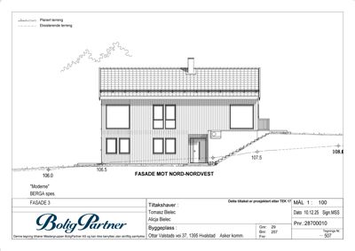 Fasadetegning som viser bygningens utseende sett fra nord-nordvest, inkludert vinduer, dører, tak og terrengforhold.