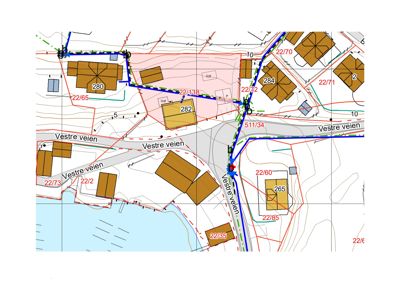 Situasjonsplan som viser tomtens plassering i forhold til nabolag, veier (Vestre veien), høydeforhold (konturlinjer) og eksisterende bygninger.