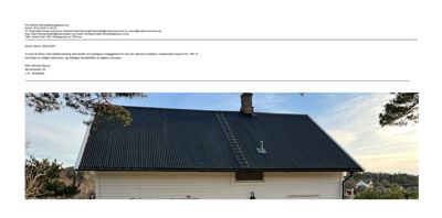 Fotografi av en eksisterende bygning som viser taket med takpaneler, en skorstein og en trapp. Bildet er tatt fra en vinkel som viser både tak og fasade.