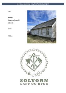 Fotografi av en gammel, hvitmalt trebygning med skifer tak sett fra siden.