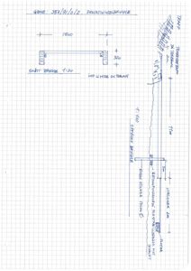 Håndskrevet snittegning (1:20) som viser oppriss av en bygning med mål og konstruksjonsdetaljer.