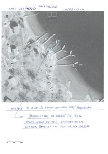 Bildet viser et flyfoto eller et kart over et kystområde med håndskrevne notater om brygga og målinger.