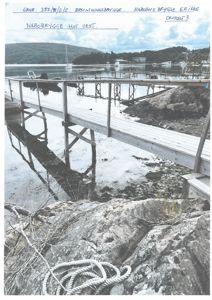 Fotografi av en nabobrygge ved vannet med håndskrevne notater øverst.