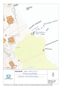 Kartutsnitt som viser bygningsplassering, tomtegrenser og tilhørende infrastruktur (veier, trapper).