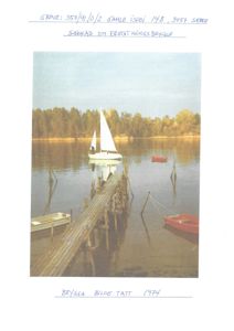 Fotografi av en brygge med båter på vannet, med skriftlig notat om 'BRYGGA BILDE TATT 1974'.