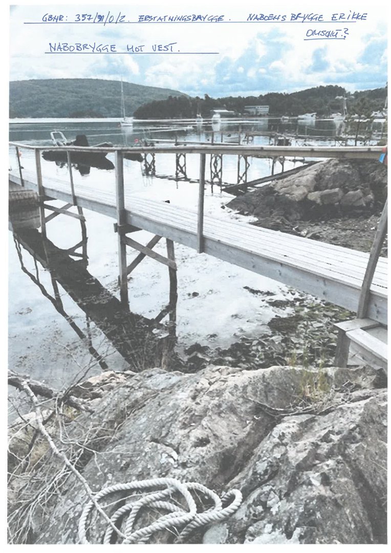 Fotografi av en nabobrygge ved vannet med skriftlig notat øverst.