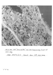 Et gammelt flyfoto eller kart over et boligområde med en skriftlig notat om at bildet er fra 1987.