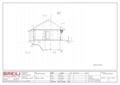 Snittegning av en husbygning som viser innvendig oppbygging, takkonstruksjon og grunnmur.