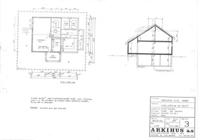 Bildet viser en kjellerplan (KJELLERPLAN) og et prinsippnitt (PRINSIPPSNITT) for en bygning, med romfordeling, mål og teknisk informasjon i tegningsboksen.