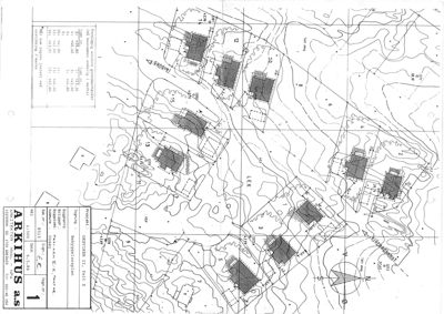 Situasjonsplan som viser tomtens form, høydemålerlinjer (konturlinjer), plassering av bygninger og vegger.
