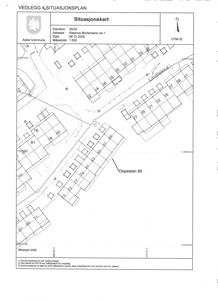 Situasjonsplan som viser eiendomsnummer, adresse, nabotomter og veisystem.