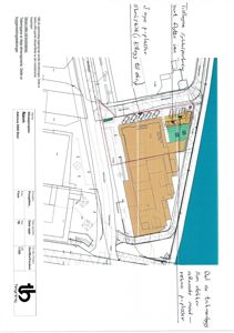 Situasjonsplan som viser tomtens grenser, bygningers plassering, veier og parkeringsplasser.