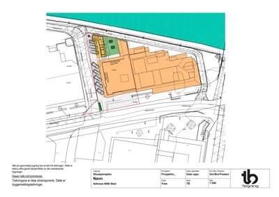 Situasjonsplan som viser bygningens plassering på tomten, veier, nabobebyggelse og parkeringsplasser.