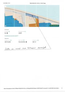 Bildet viser en digital situasjonsplan (tomtekart) med eiendomsinformasjon, inkludert areal og eiendomsnummer. Det er også en håndskrevet annotasjon som peker på en del av tomten.