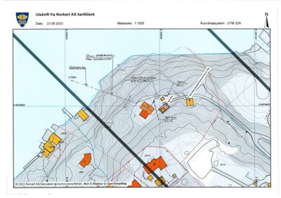Situasjonsplan (tomtekart) med høydekurver, bygningsfot, og koordinatsystem.