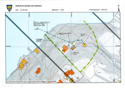 Situasjonsplan (tomtekart) med høydekurver, eiendomsgrenser, veier og topografisk informasjon.