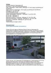 Fotografi av en utendørs tilkomstvei med en gateveiviser og en liten hvit bygning (kanskje en gateveiviser eller betjeningsstasjon).