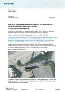 Et flyfoto som viser en parkeringsplass, en vei og en bygning. Bildet er brukt i en dispensasjonssøknad for å illustrere ønsket situasjon og tilkomstveier.