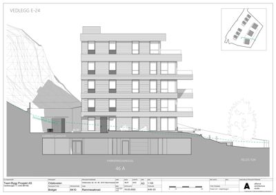 Fasadetegning (opprikk) som viser bygningens utseende sett fra siden, inkludert vinduer, fasadepanel og terrengforhold.