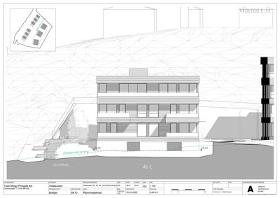 Fasadetegning som viser bygningens utseende fra fronten, inkludert terrengforhold og trapper.