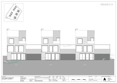 Fasadetegning som viser bygningens utseende fra fronten, med høydemål, eksisterende terreng og romfordeling.