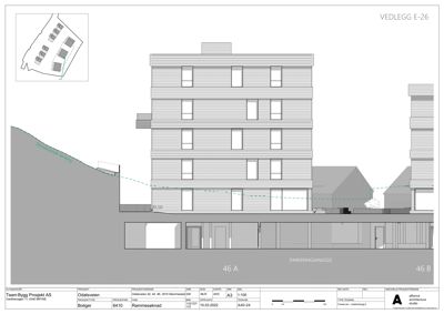 Snittegning som viser bygningens tverrsnitt, inkludert etasjer, vinduer, parkeringsanlegg og terrengforhold.