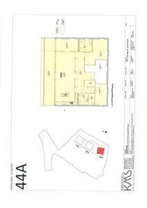 Bildet viser en etasjeplan (1. etasje) for leilighet 44A, inkludert romfordeling, dører og vinduer, samt en situasjonsplan som viser plasseringen av leiligheten i forhold til naboenhetene.