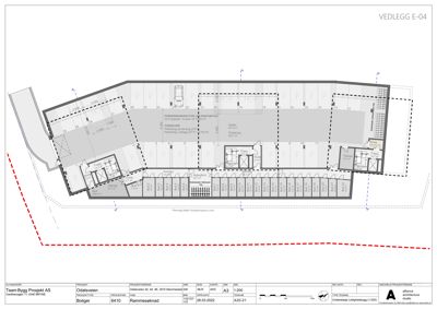 Etasjeplan (eller del av etasje) som viser romfordeling, parkeringsplasser og innganger for en bygning.
