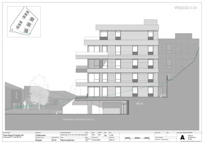 Fasadetegning som viser bygningens utvendige utseende, inkludert vinduer, fasadepanel og terrengforhold.