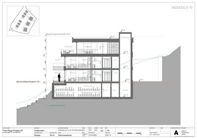 Snittegning (VEDLEGG E-13) som viser bygningens tverrsnitt, høyder, romfordeling og terrengforhold.