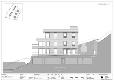 Oppriss (fasadetegning) av en bygning som viser fasadebehandling, vinduer, balkonger og terrengforhold.