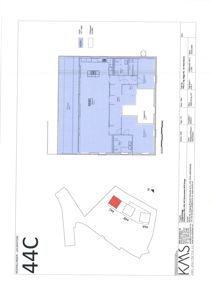 Bildet viser en tegning med etasjeplan for leilighet 44C (blått) og en situasjonsplan for tomten (nedre del).