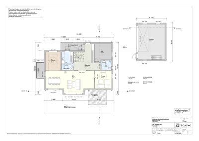 Etasjeplan for første etasje av en bolig, som viser romfordeling, dimensjoner og snittlinjer.