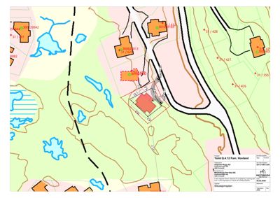 Situasjonsplan som viser tomtens beliggenhet i forhold til nabolag, vegger, høydemålinger og vannarealer.