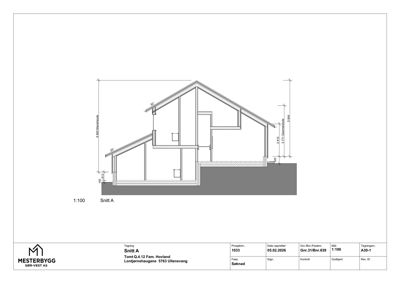 Snittegning (Snitt A) som viser bygningens tverrsnitt, høyder og konstruksjon.