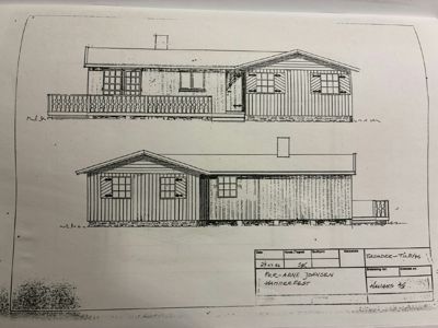 Fasadetegning som viser to utsnitt av en hytte sett fra ulike vinkler (for- og sidefasade).