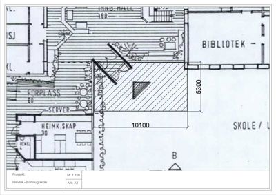 Etasjeplan (halvtak) som viser romfordeling, dimensjoner og funksjoner i en skolebygning.