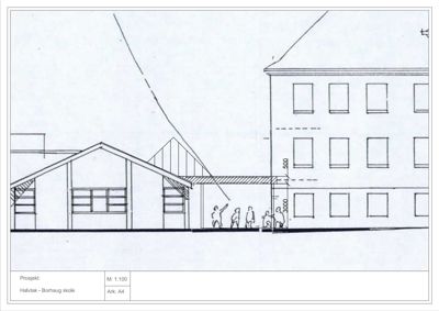Snittegning som viser tverrsnitt gjennom en halvtakstruktur mellom to bygninger, med mål og detaljer.
