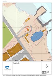 Situasjonsplan (kartutsnitt) som viser bygningers plassering i forhold til hverandre, veier og vannareal.