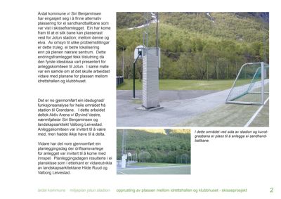 Fotografi av et utendørs idrettsanlegg med sandballbane, basketkorg og mål, sett fra siden med bakgrunn av skog og fjell.